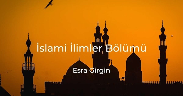 Kubbeli ve sivri kuleli büyük bir bina, turuncu gün batımı gökyüzünde siluet halinde duruyor. Güneş gökyüzünde alçakta, ışığını binanın üzerine düşürüyor ve ona sıcak, altın bir renk veriyor. Yukarıda küçük bir kuş uçuyor, gökyüzünde süzülürken kanatlarını genişçe açmış. Binanın çatısında, merkezinde daha büyük bir kubbe olmak üzere birkaç kubbe var. Kule uzun ve sivri, yanlarında pencereler var. Tüm sahne koyu bir arka planla çerçevelenerek çarpıcı bir siluet oluşturuyor.