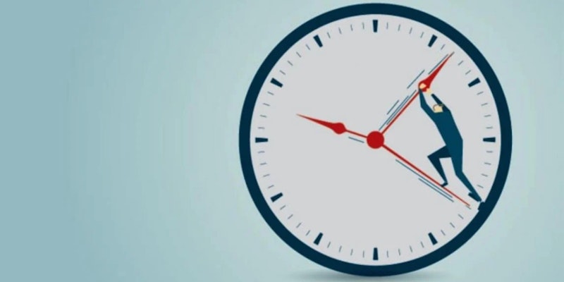 Beyaz yüzlü ve tek ibresi merkezi gösteren siyah bir saat. Saat, açık mavi gömlek ve gri pantolon giyen bir adam tarafından tutulmaktadır. Adam kirli beyaz bir duvarın önünde durmakta, kollarını iki yana açmış. Saat göğüs hizasında durmaktadır ve saatin yüzü hafifçe yukarı doğru eğiktir. Adam dümdüz karşıya bakıyor, ağzı konsantrasyon içinde açık. Saatin ibresi saatin öğlen olduğunu gösteren on iki pozisyonunu işaret etmektedir. Saatin ön yüzünde saat ve dakika işaretlerini ayıran birkaç siyah çizgi ve ortada büyük bir siyah daire vardır. Saat sıradan bir saattir, ancak önemi adamın saatin tik taklarına odaklanmasında yatmaktadır.