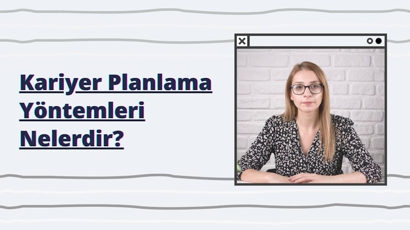 Bu resim siyah beyaz çizgili uzun kollu gömlek giyen bir kadını tasvir etmektedir. Ayrıca yanlarında ve camlarında çiçek desenleri olan bir gözlük takmaktadır. Bakışları kameraya doğru yönelmiş ve sarı saçları arkadan bağlanmıştır. Beyaz ve gri çizgili bir yüzeyin önünde durmaktadır ve sol üst köşede beyaz zemin üzerine mavi metinli bir logo vardır. Etrafı geniş bir alanla çevrili ve giysileri çevresindeki nötr renklere karşı öne çıkıyor. Yüz hatları belirgin, ifadesi sakin ve soğukkanlı. Genel görüntü dinginlik ve huzur hissi veriyor.