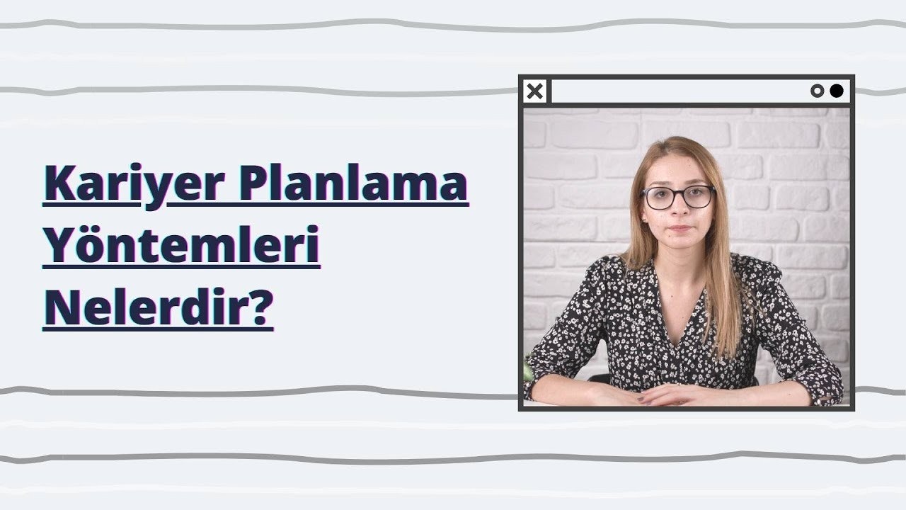 Bu resim siyah beyaz çizgili uzun kollu gömlek giyen bir kadını tasvir etmektedir. Ayrıca yanlarında ve camlarında çiçek desenleri olan bir gözlük takmaktadır. Bakışları kameraya doğru yönelmiş ve sarı saçları arkadan bağlanmıştır. Beyaz ve gri çizgili bir yüzeyin önünde durmaktadır ve sol üst köşede beyaz zemin üzerine mavi metinli bir logo vardır. Etrafı geniş bir alanla çevrili ve giysileri çevresindeki nötr renklere karşı öne çıkıyor. Yüz hatları belirgin, ifadesi sakin ve soğukkanlı. Genel görüntü dinginlik ve huzur hissi veriyor.