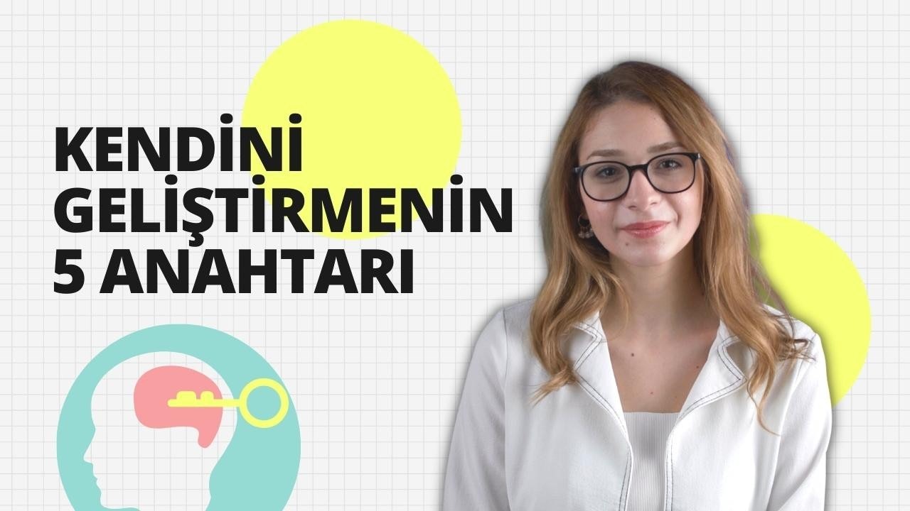 Bu, gözlüklü ve beyaz ceketli bir kadının yakın plan portresidir. Açık tenli ve saçları kısa bir at kuyruğu şeklinde geriye doğru toplanmış. Gözleri ince, siyah çerçeveli gözlüklerle çerçevelenmiş. Hafifçe gülümsüyor, dudakları hafifçe ayrılmış. Boynuna kadar düğmeli, beyaz, uzun kollu bir ceket giyiyor. Ellerini ceketin ceplerine sokmuş. Doğrudan kameraya bakıyor, ifadesi kendinden emin ve güven dolu. Gözleri odaklanmış, duruşu rahat ve kendinden emin. Etrafı yumuşak, nötr bir arka planla çevrili.