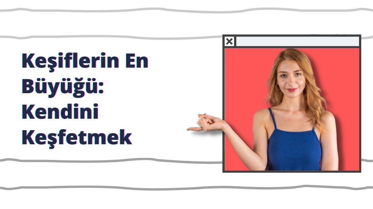 Mavi atletli bir kadın yüzünde kararlı bir ifadeyle bir şeyi işaret ediyor. Ön planda, üzerinde siyah ve mavi yazılar bulunan bir tabelanın yakın çekimi görülüyor. Kameraya doğru gülümseyen kadının göğsü de çekimde görülebiliyor. Kadının eli parmağıyla bir hareket yapıyor ve arka planda siyah yazılı beyaz bir tabela görülüyor. Sahne parlak bir ışıkla aydınlatılmıştır ve kadının gözleri dikkatle işaret ettiği şeye odaklanmıştır.