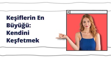 Mavi atletli bir kadın yüzünde kararlı bir ifadeyle bir şeyi işaret ediyor. Ön planda, üzerinde siyah ve mavi yazılar bulunan bir tabelanın yakın çekimi görülüyor. Kameraya doğru gülümseyen kadının göğsü de çekimde görülebiliyor. Kadının eli parmağıyla bir hareket yapıyor ve arka planda siyah yazılı beyaz bir tabela görülüyor. Sahne parlak bir ışıkla aydınlatılmıştır ve kadının gözleri dikkatle işaret ettiği şeye odaklanmıştır.