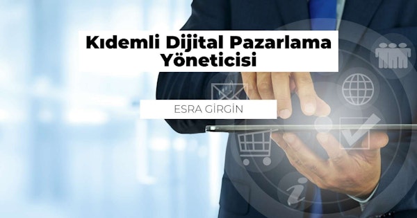 Bir kişi elinde siyah beyaz bir tablet bilgisayar tutmaktadır. Cihaz göğsüne yakın tutulmakta ve kişi ekrana bakmaktadır. Tablette gri bir zemin üzerinde beyaz bir küre ve sol üst köşede bir logo görüntülenmektedir. Bu logo, her ikisi de beyaz zemin üzerinde siyah bir 'P' ve siyah bir 'Y' olmak üzere iki harften oluşmaktadır. Sağ alt köşede, cihazı tutan bir kişinin parmaklarının yakın çekimi yer almaktadır. Genel görüntü, tablet hakkında ayrıntılar veren bir işaretin yakın çekimidir.