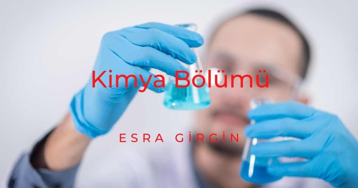 Bir adam parlak mavi bir sıvıyla dolu bir beher tutuyor. Yüzünde rahat bir ifade var ve kolunu kaldırarak beheri önünde tutuyor. Diğer kolu hafifçe bükülmüş ve yanında durmaktadır. Beher şeffaftır ve içindeki sıvının canlı mavi rengini görmemizi sağlar. Sıvı fokurduyor ve adam dikkatle inceliyor gibi görünüyor. Arka plan bulanıklaştırılmış, adam ve kabı görüntünün odağı haline getirilmiş.