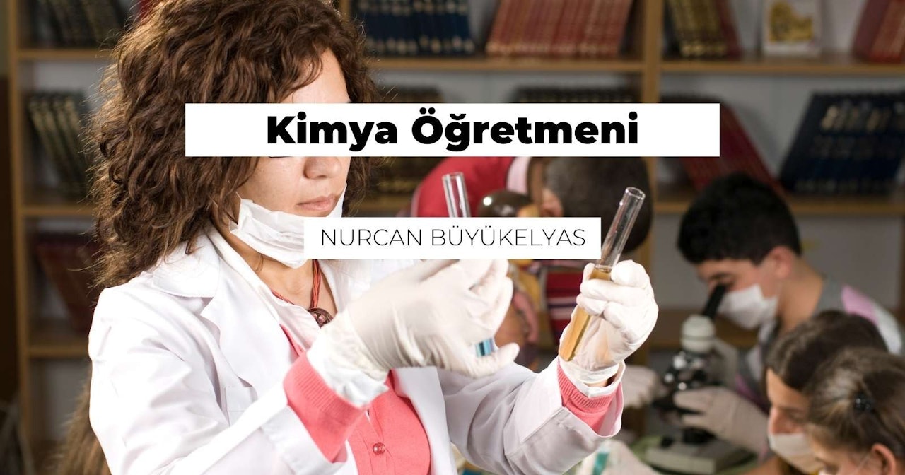 Laboratuvar önlüğü giymiş bir kadın elinde bir test tüpü tutmaktadır. Bir laboratuvarda ayakta durmakta ve yüzünde odaklanmış bir ifadeyle tüpe bakmaktadır. Odanın ışığı elindeki test tüpünden yansıyarak yumuşak, beyaz bir parıltı yayıyor. Gözleri tüpe sabitlenmişken diğer elini cebine sokmuş. Laboratuvar önlüğü keskin, beyaz bir renkte ve saçları düzgün bir topuzla arkadan bağlanmış. Arka plan biraz bulanık, ancak ön planda mikroskoplu bir masa ve test tüpü tutan bir el görülüyor. Ayrıca pembe bir kazak ve görüntünün köşesinde bir logo var.