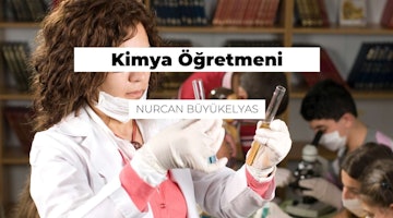 Laboratuvar önlüğü giymiş bir kadın elinde bir test tüpü tutmaktadır. Bir laboratuvarda ayakta durmakta ve yüzünde odaklanmış bir ifadeyle tüpe bakmaktadır. Odanın ışığı elindeki test tüpünden yansıyarak yumuşak, beyaz bir parıltı yayıyor. Gözleri tüpe sabitlenmişken diğer elini cebine sokmuş. Laboratuvar önlüğü keskin, beyaz bir renkte ve saçları düzgün bir topuzla arkadan bağlanmış. Arka plan biraz bulanık, ancak ön planda mikroskoplu bir masa ve test tüpü tutan bir el görülüyor. Ayrıca pembe bir kazak ve görüntünün köşesinde bir logo var.