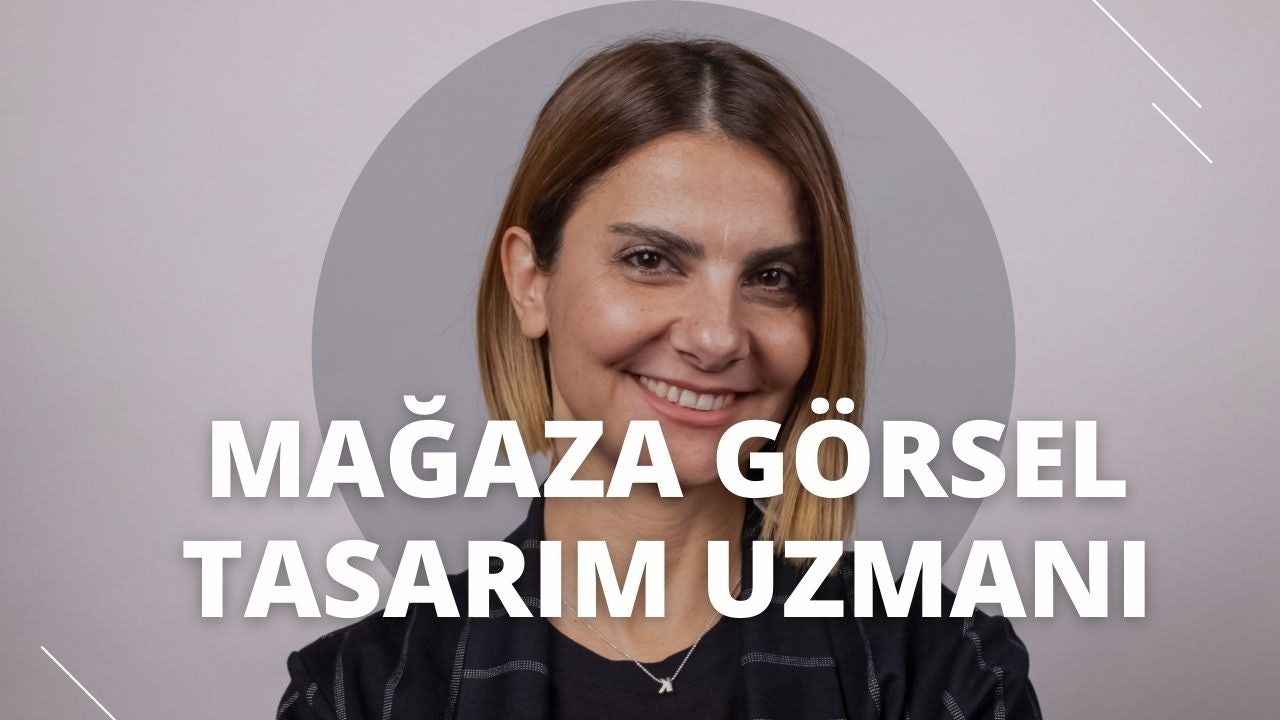 Resmin odağında gülümseyen bir kadın var; başı hafifçe sağa eğilmiş ve ağzı neşeli bir gülümsemeyle sonuna kadar açık. Kolye takıyor ve açık kahverengi saçları var. Gözleri kapalı ve ifadesi sıcak ve neşeli. Yüzü kameraya dönüktür ve burnu ve ağzı görülebilecek şekilde yüzü yakından görünmektedir. Sol kulağında küçük bir altın halka küpe de görülebiliyor. Beyaz bir üst giymiş ve arka plan bulanıklaştırılarak ana odağın kendisi olmasına izin verilmiş. Görüntü, neşeli ifadesini, kolyesini ve küpesini mükemmel ayrıntılarla yakalıyor ve bu da onu bir resim yazısı veri kümesi için mükemmel bir seçim haline getiriyor.