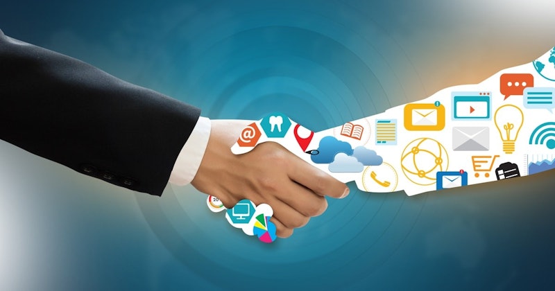 Bir elinde kalemle titreyen iki elin yakın çekimi ve arka planda turuncu ve siyah bir alışveriş arabası. Ayrıca sarı ve beyaz bir zarf, bir kitap ve mavi gökyüzü ile bir bulut bilişim logosu, bir posta logosu ve beyaz bir çizgi ile beyaz ve gri bir kare vardır. Kişinin bacağının yakın çekimi de görüntünün sağ alt köşesinde görülebilir. Görüntünün arka planı yıldız, kalp ve daire dahil olmak üzere farklı şekil ve boyutlarda çeşitli simgelerle doldurulmuştur.