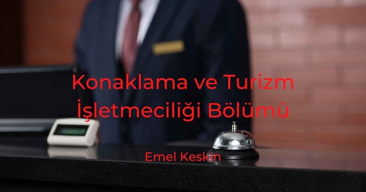 Görüntünün ön planında bir tezgâhın üzerinde bir çan duruyor. Arka planda, takım elbise giymiş ve kravat takmış bir adam kameradan uzakta durmaktadır. Zilin solunda bulanık beyaz bir cihaz görülüyor. Görüntünün sağ üst köşesinde bir kişinin kolunun bulanık bir resmi görülüyor. Görüntünün alt yarısında sarı ve siyah bir arka plan görülebiliyor, ancak ayrıntılar bulanık. Görüntünün sağ alt köşesinde bir şişenin yakın çekimi görülebiliyor. Görüntünün sol üst köşesinde kırmızı bir işaret görülüyor. Görüntünün alt orta kısmında bir masanın üzerinde bir çan da görülebiliyor. Son olarak, aynı zil ön plandaki tezgahın üzerinde görülebiliyor.