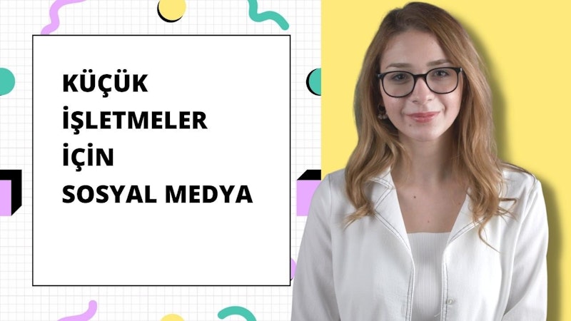 Gözlüklü bir kadın beyaz bir ceket giyiyor. Elleri ceplerinde ve yüzünde ciddi bir ifade var. Saçları düz ve omuzlarının hemen arkasına düşüyor. Görüntünün sol üst köşesinde siyah bir metin karesi bulunan beyaz bir arka planın önünde duruyor. Gözleri kapalıdır ve yüzü resmin ortasındadır. Ceketinin ortasında bir fermuar ve iki cep var. Ceketinin altına beyaz bir gömlek giymiştir. Gömleğin yakası var ve kolları bileklerinin hemen üzerinde bitiyor. Fotoğraf göğüsten yukarı doğru çekilmiştir.