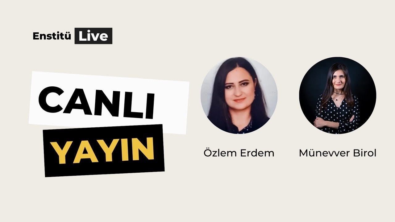 Bu resimde daire şeklinde bir araya gelmiş ve her birinin elinde siyah bir top tutan bir grup kadın görülmektedir. Öndeki kadın siyah beyaz puantiyeli bir gömlek giyiyor ve uzun saçlı. Yüzü kameraya dönük ve yüzünde hafif bir gülümseme var. Arkasında yine uzun saçlı, açık pembe bir üst giymiş başka bir kadın var. Gruptaki diğer kadınlar arka planda görülebiliyor, hepsi farklı kıyafet ve saç stillerine sahip. Hepsi iyi bir ruh hali içinde, anın ve birbirlerinin arkadaşlığının tadını çıkarıyor gibi görünüyor.