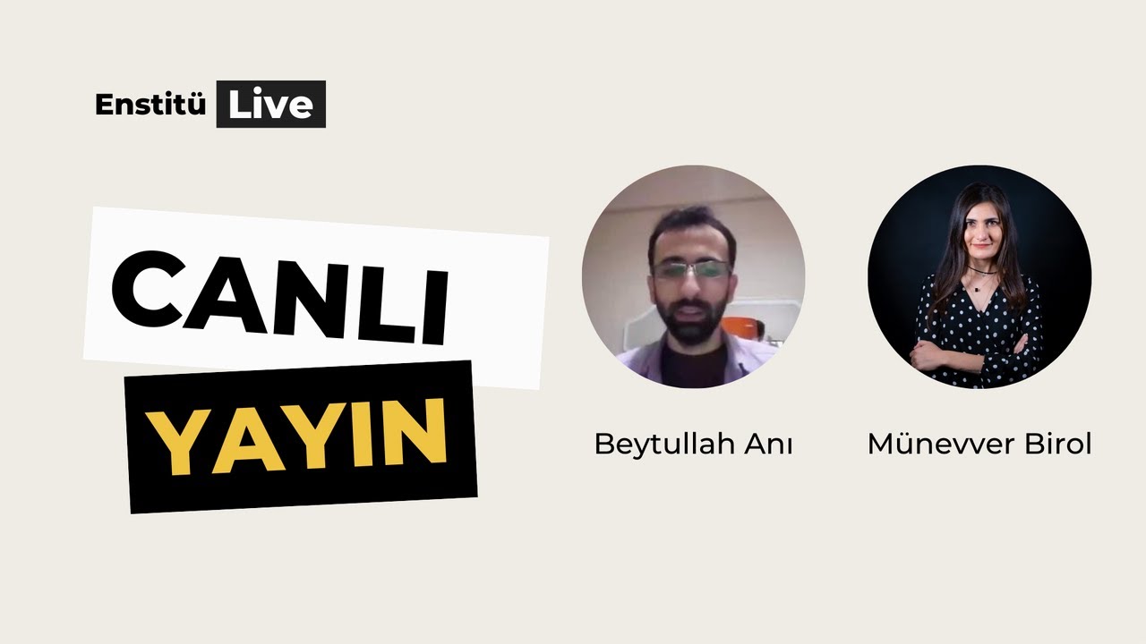 Yuvarlak yüzlü ve gözlüklü bir adam doğrudan kameraya bakmaktadır. Koyu kahverengi gözleri ve düzgün kesilmiş bir sakalı var. Beyaz yakalı ve uzun kollu siyah ve sarı dokulu bir gömlek giymektedir. Saçları geriye doğru düzgünce taranmış ve siyah bir gözlük takıyor. Sıcak ve dostane bir ifadesi vardır ve duruşu rahat ama kendinden emindir. Elleri önünde kenetlenmiş ve beyaz duvarları ve ahşap zemini olan iyi aydınlatılmış bir odada duruyor.