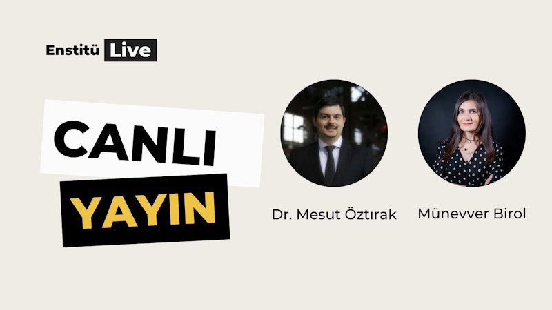 Profesyonel kıyafetler giymiş bir grup erkek aynı hizada durmaktadır. İlk adam koyu lacivert bir takım elbise ve beyaz bir gömlek giymekte, kırmızı ve lacivert çizgili bir kravat takmaktadır. İkinci adam gri bir takım elbise, beyaz bir gömlek ve sarı ve yeşil çizgili bir kravat giymektedir. Üçüncü adam siyah bir takım elbise, beyaz bir gömlek ve siyah beyaz puantiyeli bir kravat giyiyor. Dördüncü adam açık gri bir takım elbise, beyaz bir gömlek ve lacivert ve sarı çizgili bir kravat giymektedir. Arkalarında, uzun siyah saçlı bir kadın siyah beyaz puantiyeli bir gömlek giyiyor.