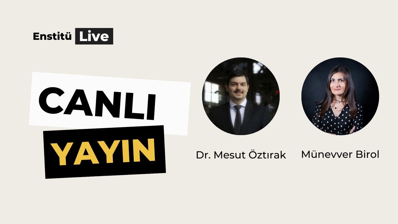 Profesyonel kıyafetler giymiş bir grup erkek aynı hizada durmaktadır. İlk adam koyu lacivert bir takım elbise ve beyaz bir gömlek giymekte, kırmızı ve lacivert çizgili bir kravat takmaktadır. İkinci adam gri bir takım elbise, beyaz bir gömlek ve sarı ve yeşil çizgili bir kravat giymektedir. Üçüncü adam siyah bir takım elbise, beyaz bir gömlek ve siyah beyaz puantiyeli bir kravat giyiyor. Dördüncü adam açık gri bir takım elbise, beyaz bir gömlek ve lacivert ve sarı çizgili bir kravat giymektedir. Arkalarında, uzun siyah saçlı bir kadın siyah beyaz puantiyeli bir gömlek giyiyor.