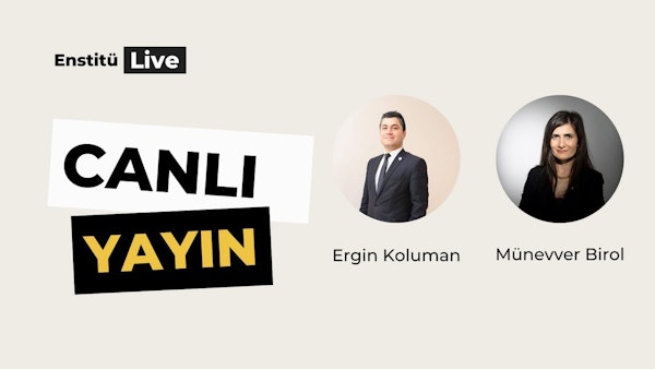 Gıcır gıcır siyah takım elbiseli ve kravatlı bir adam beyaz bir duvarın önünde duruyor. Kısa, koyu renk saçları var ve yüzünde ciddi bir ifadeyle dosdoğru karşıya bakıyor. Omuzları geniş ve kolları kavuşturulmuş. Takım elbisesinin altına beyaz bir gömlek giymiş ve desenli bir kravat takmıştır. Sol koluna bir saat takmış ve ayakkabıları son derece cilalı. Arka plan sade ve odak noktası adamın kıyafeti ve ifadesi. Kendinden emin ve profesyonel görünüyor ve duruşu bir otorite hissi veriyor. Başarılı bir işadamına benziyor.