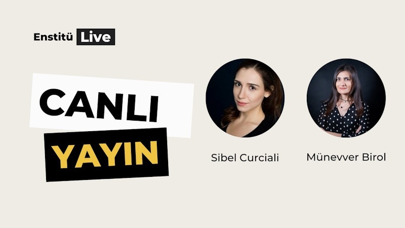 Bu görüntü bir odada toplanmış bir grup insanı gösteriyor. Görüntünün odak noktası, beyaz ve siyah puantiyeli bir gömlek giyen uzun, siyah saçlı bir kadındır. Kadının etrafı, çoğunluğu koyu renk kıyafetler giyen diğer insanlarla çevrilidir. Kadının arkasında bir kadın yüzü kolajı ve siyah harflerle beyaz ve siyah bir tabela yer alıyor. Resmin ön planında ise beyaz harflerle yazılmış bir başka siyah beyaz tabela yer alıyor. Bu görüntü, bir mekânda bir arada bulunan insanların bir anını yakalıyor ve merkezdeki kadın görüntüye canlı bir odak sağlıyor.