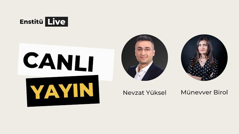 Bir grup adam bir odada durmuş, gülümseyerek kameraya bakmaktadır. Ortadaki adam gözlüklü ve takım elbiselidir. Solundaki kadın siyah beyaz puantiyeli bir elbise giymiş ve uzun saçlıdır. Arkalarındaki duvarda çeşitli yazılar yazılıdır ve sağ taraftaki pencereden içeri güneş ışığı girmektedir. Görüntüye ilginç bir görsel unsur katan yazılı bir fonun önünde duran erkekler birlikte bu anın tadını çıkarıyor gibi görünüyor.