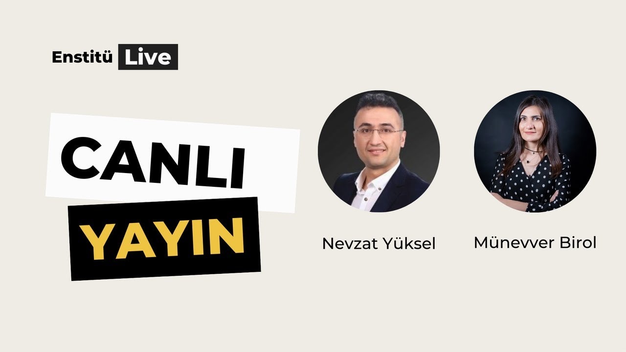 Bir grup adam bir odada durmuş, gülümseyerek kameraya bakmaktadır. Ortadaki adam gözlüklü ve takım elbiselidir. Solundaki kadın siyah beyaz puantiyeli bir elbise giymiş ve uzun saçlıdır. Arkalarındaki duvarda çeşitli yazılar yazılıdır ve sağ taraftaki pencereden içeri güneş ışığı girmektedir. Görüntüye ilginç bir görsel unsur katan yazılı bir fonun önünde duran erkekler birlikte bu anın tadını çıkarıyor gibi görünüyor.