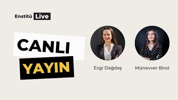 Resimde vesikalık fotoğraflarıyla birlikte bir grup insan görülüyor. Gruptaki ilk kişi kollarını kavuşturmuş, siyah beyaz puantiyeli bir gömlek giymiş ve uzun saçlı bir kadındır. İkinci kişi ise bir kadının göğsünün yakın çekimidir. Ayrıca kollarını kavuşturmuş ve uzun saçlı kadınlardan oluşan bir kolaj da var. Dördüncü kişi gülümseyen uzun saçlı bir kadın. Resmin üst kısmında beyaz harflerle siyah beyaz bir işaret, alt kısmında ise sarı harflerle siyah sarı bir işaret yer alıyor. Görüntüdeki tüm insanlar doğrudan kameraya bakmaktadır.