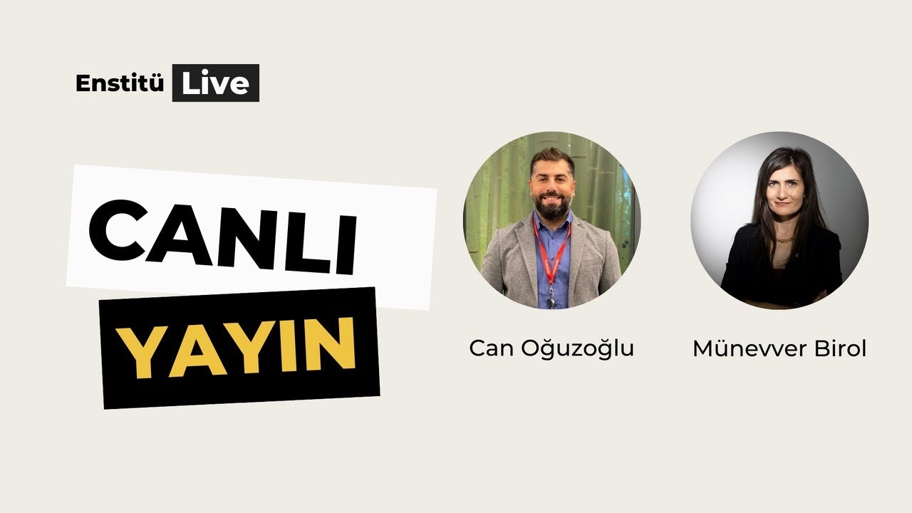 Kameranın önünde, gür sakallarıyla mutlu bir şekilde gülümseyen bir adam durmaktadır. Beyaz bir gömlek giyiyor ve bir elinde beyaz bir top tutuyor. Arka planda uzun, kahverengi saçlı bir kadın görülüyor. Ön planda, üzerinde çeşitli renk ve desenler bulunan bir kordonun yakın çekimi var. Adamın etrafı sıcak ve davetkâr bir atmosferle çevrilidir ve elinde tuttuğu beyaz top ona eğlenceli bir dokunuş katmaktadır. Tüm bu unsurlar bir araya gelerek davetkâr ve hoş bir görüntü oluşturuyor.