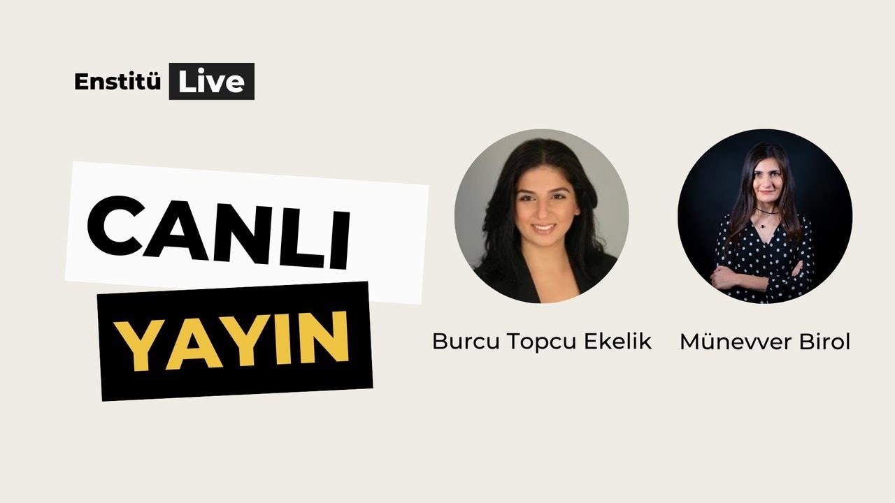 Koyu renk saçlı ve siyah ceketli bir kadın beyaz bir arka planın önünde duruyor. Elinde siyah bir top tutmaktadır. Üzerinde siyah beyaz puantiyeli bir gömlek vardır ve uzun saçları sırtından aşağı dökülmektedir. Arka planda beyaz harflerle siyah beyaz bir tabela var. Sol alt köşede aynı kadının bir kolajı görülüyor. Ciddi bir ifadesi var ve gözleri topa odaklanmış.