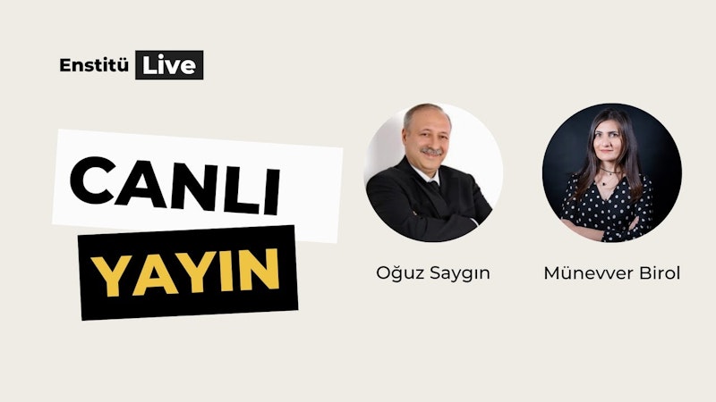 Bir grup adam bir sırada durmakta ve kameraya gülümsemektedir. İlk adam takım elbise giymiş, kravat takmış, bıyıklı ve neşeli bir gülümsemeye sahip. İkinci adam siyah beyaz puantiyeli bir gömlek giymiş, uzun saçlı ve hafifçe sırıtıyor. Üçüncü adam da diğer ikisinden biraz farklı bir ifadeyle gülümsüyor. Hepsi vesikalık fotoğraflarını çektirmiş ve dünyaya meydan okumaya hazır görünüyorlar.