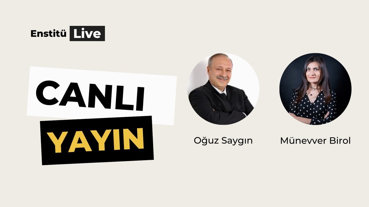 Bir grup adam bir sırada durmakta ve kameraya gülümsemektedir. İlk adam takım elbise giymiş, kravat takmış, bıyıklı ve neşeli bir gülümsemeye sahip. İkinci adam siyah beyaz puantiyeli bir gömlek giymiş, uzun saçlı ve hafifçe sırıtıyor. Üçüncü adam da diğer ikisinden biraz farklı bir ifadeyle gülümsüyor. Hepsi vesikalık fotoğraflarını çektirmiş ve dünyaya meydan okumaya hazır görünüyorlar.