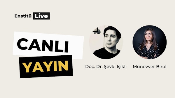 Bu resim yana bakan bir adamın yüzünü gösteriyor. Kısa siyah saçları ve güçlü bir çene hattı var. Üzerinde siyah beyaz puantiyeli bir gömlek var ve pencereden gelen ışık yüzüne gölge düşürüyor. Gözleri kapalı ve yüzünde düşünceli bir ifade var. Etrafı, ortama eski bir hava veren siyah beyaz bir fotoğrafla çevrilidir. Adamın ifadesi derin düşüncelere dalmış gibi görünüyor ve adamla fotoğraf arasındaki kontrast ruh haline katkıda bulunuyor. Adam kameradan uzağa bakıyor ve izleyicinin onunla aynı odada duruyormuş gibi hissetmesini sağlıyor.