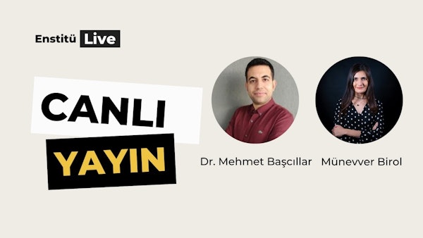 Görüntü kırmızı gömlek giyen bir adamdan oluşuyor. Kısa, koyu renk saçları var ve gömleği kırmızının düz bir tonu. İfadesiz bir yüz ifadesiyle doğrudan kameraya bakmaktadır. Arka planda, siyah beyaz puantiyeli bir gömlek giyen uzun, siyah saçlı bir kadın var. Kadın yandan, sırtı kameraya dönük olarak görülüyor. Ayrıca bir adamın kırmızı renkli ve dokulu desenli gömleği de yakından görülüyor. Görüntünün tamamı iyi aydınlatılmış ve odaklanmış, insanların ve giysilerin net bir şekilde görülmesini sağlıyor.
