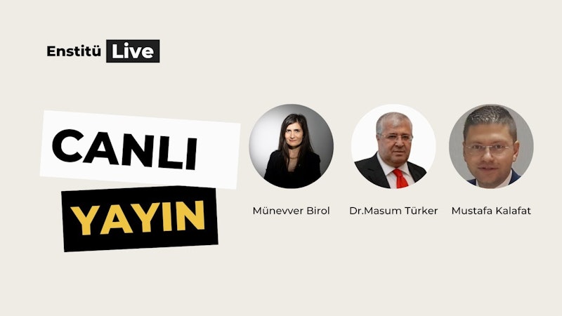 Bir grup insan, ortada birkaç kişi olmak üzere geniş bir daire şeklinde durmaktadır. Çemberin ortasında uzun, kahverengi saçlı, beyaz bluzlu bir kadın var. Kadının solunda takım elbiseli ve kravatlı bir adam, sağında ise gözlüklü ve mavi takım elbiseli bir adam durmaktadır. Herkes dairenin merkezine doğru bakıyor ve gülümsüyor. Arka planda mavi bir gökyüzü ve beyaz bulutlar var. Sahne huzurlu ve davetkâr.