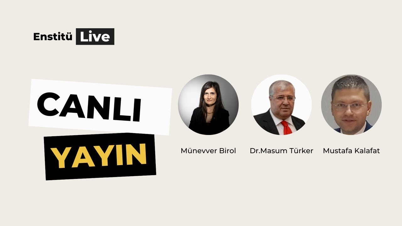 Bir grup insan, ortada birkaç kişi olmak üzere geniş bir daire şeklinde durmaktadır. Çemberin ortasında uzun, kahverengi saçlı, beyaz bluzlu bir kadın var. Kadının solunda takım elbiseli ve kravatlı bir adam, sağında ise gözlüklü ve mavi takım elbiseli bir adam durmaktadır. Herkes dairenin merkezine doğru bakıyor ve gülümsüyor. Arka planda mavi bir gökyüzü ve beyaz bulutlar var. Sahne huzurlu ve davetkâr.