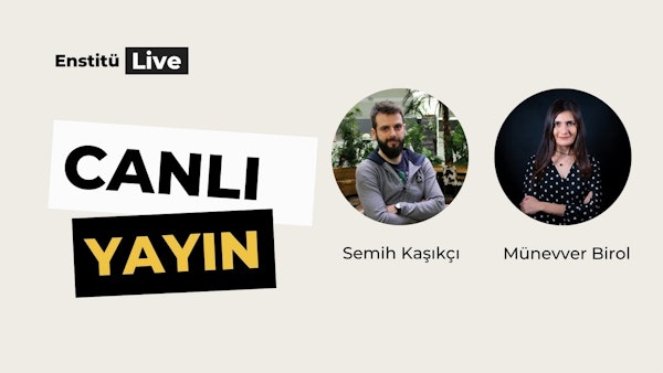 Kollarını kavuşturmuş bir grup adam açık havada rahat bir pozda duruyor. Soldaki adamın dolgun, koyu renk bir sakalı var ve lacivert bir tişört ile mavi bir kot pantolon giyiyor. Ortadaki adamın kısa, koyu renk saçları var ve gri bir tişört ile açık mavi bir kot pantolon giyiyor. Sağdaki adamın kısa, açık renk bir sakalı var ve siyah beyaz puantiyeli bir gömlek ve siyah pantolon giyiyor. En sağdaki kadının uzun, koyu renk saçları var ve siyah beyaz puantiyeli bir gömlek ve mavi kot pantolon giyiyor. Hepsi de rahat ve gevşemiş bir tavır sergiliyor.