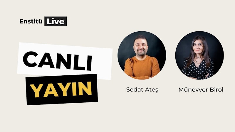 Bu fotoğraf gündelik bir ortamda dört kişilik bir grubu gösteriyor. Karenin ortasındaki adam turuncu bir gömlek giymiş ve keçi sakalı bırakmış. Solundaki kadın siyah beyaz puantiyeli bir gömlek giyiyor ve uzun saçlı. En sağda dostça gülümseyen bir adam var. Arka planda beyaz harflerle siyah beyaz bir tabela ve siyah harflerle siyah beyaz bir tabela var. Dört kişi de birbirlerinin arkadaşlığından keyif alıyor ve tabelalardaki yazılar bir eğlence ve rahatlama atmosferi sağlıyor.