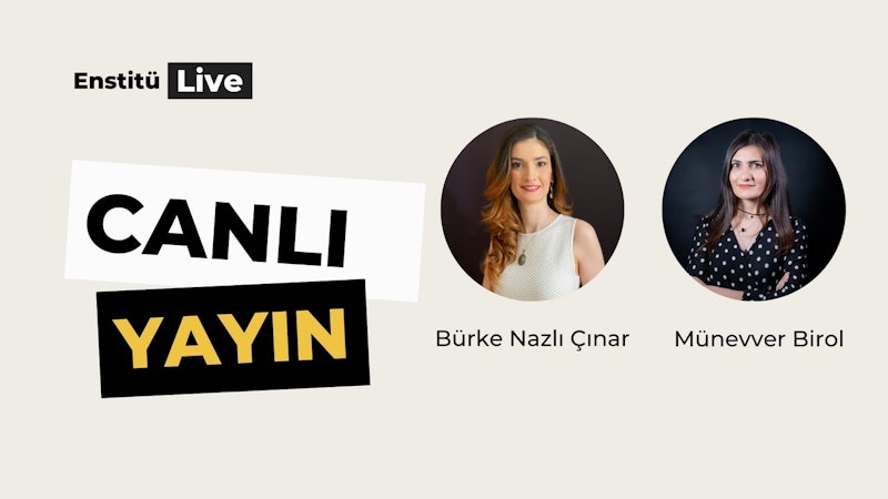 Beyaz elbiseler giyen bir grup insan birlikte poz veriyor. İlk kadının uzun sarı saçları ve altında siyah beyaz puantiyeli bir gömlek olan beyaz bir elbisesi var. İkinci kadın uzun siyah saçlı ve kollarını kavuşturmuş beyaz bir elbise giyiyor. Üçüncü kadın uzun kahverengi saçlı, beyaz bir elbise ve siyah bir gerdanlık giyiyor. Arka planda iki tabela var; biri siyah beyaz ve siyah harflerle, diğeri ise siyah sarı ve sarı harflerle yazılmış. Herkes mutlu ve fotoğraf çektirmek için heyecanlı görünüyor.