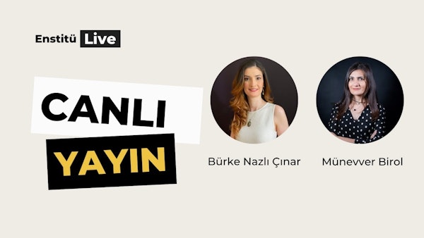 Beyaz elbiseler giyen bir grup insan birlikte poz veriyor. İlk kadının uzun sarı saçları ve altında siyah beyaz puantiyeli bir gömlek olan beyaz bir elbisesi var. İkinci kadın uzun siyah saçlı ve kollarını kavuşturmuş beyaz bir elbise giyiyor. Üçüncü kadın uzun kahverengi saçlı, beyaz bir elbise ve siyah bir gerdanlık giyiyor. Arka planda iki tabela var; biri siyah beyaz ve siyah harflerle, diğeri ise siyah sarı ve sarı harflerle yazılmış. Herkes mutlu ve fotoğraf çektirmek için heyecanlı görünüyor.