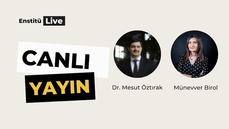 Takım elbise giymiş bir grup erkek bir odada bir arada durmaktadır. Soldan ilk adamın lacivert bir takım elbisesi, beyaz bir gömleği ve mavi bir kravatı vardır. Saçları geriye taranmıştır ve ileriye doğru bakmaktadır. Gruptaki ikinci adam siyah bir takım elbise, gri bir kravat ve beyaz bir gömlek giymektedir. Saçları düzgünce arkaya taranmış ve yüzünde hafif bir gülümseme var. Gruptaki üçüncü adam açık gri bir takım elbise, beyaz bir gömlek ve koyu gri bir kravat giyiyor. Saçları geriye doğru taranmış ve soluna doğru bakıyor. Gruptaki dördüncü adam kömür grisi bir takım elbise, beyaz bir gömlek ve mor bir kravat giyiyor. Saçları yana taranmış ve öne doğru bakıyor. Gruptaki beşinci adam lacivert bir takım elbise, beyaz bir gömlek ve beyaz bir kravat giyiyor. Saçları geriye taranmış ve sağına bakıyor. Gruptaki altıncı adam siyah bir takım elbise, beyaz bir gömlek ve siyah bir kravat giyiyor. Saçları yana taranmış ve hafifçe yukarı doğru bakıyor. Gruptaki son adam koyu gri bir takım elbise, beyaz bir gömlek ve lacivert bir kravat giyiyor. Saçları geriye taranmış ve öne doğru bakıyor. Gruptaki tüm erkekler profesyonel ve kendinden emin görünüyor.