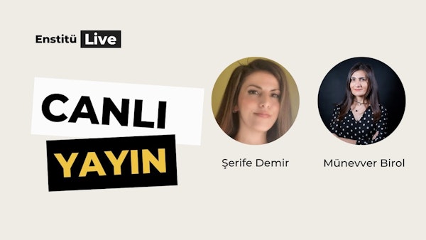 Bir grup insan sarı bir arka planın önünde duruyor. Grubun ortasındaki kadın kollarını kavuşturmuş ve siyah beyaz puantiyeli bir gömlek giymiş. Kadının uzun, kahverengi saçları görüntüde görülebiliyor. Grubun solunda beyaz harflerle yazılmış siyah beyaz bir tabela var. Sağ tarafta ise kahverengi saçlı bir kadının kolajı görülüyor. Tüm insanlar tabeladaki metni okuyor gibi görünüyor.