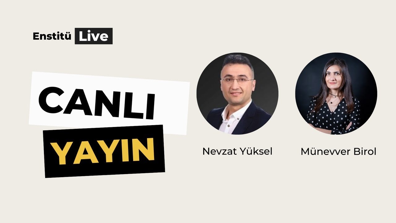 Bu görüntü gündelik bir ortamda bir grup insanı tasvir ediyor. Resmin ortasında, gözlüklü ve takım elbiseli bir adam önde ve ortada durmaktadır. Gülümsüyor ve sohbet ediyor gibi görünüyor. Sağında uzun, koyu renk saçlı bir kadın duruyor. Kadın siyah beyaz puantiyeli bir gömlek giymiş ve kollarını kavuşturmuş. Arkalarında birkaç kişi daha ayakta durmakta ve sohbet etmektedir. Hepsi de yüzlerinde gülümsemelerle dostça bir sohbet içinde görünüyor. Görüntüdeki renkler soluk ve arka plan hafif bulanık. Görüntünün genel atmosferi rahatlama ve dostluk havasında.