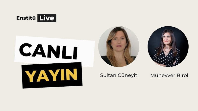 Bir grup insan bir odada bir arada durmaktadır. Grupta siyah beyaz puantiyeli gömlek giyen uzun saçlı bir kadın, kollarını kavuşturmuş bir kadın ve siyah gömlekli bir adam vardır. Ortada, sarı saçlı bir kadının kolajı görülüyor. Ortadaki kadın güçlü bir bakışa sahip ve saçları düzgün bir şekilde şekillendirilmiş. Grup, arka planda beyaz bir duvarın olduğu aydınlık ve renkli bir odada duruyor. Hepsi gülümsüyor ve iyi vakit geçiriyor gibi görünüyorlar.