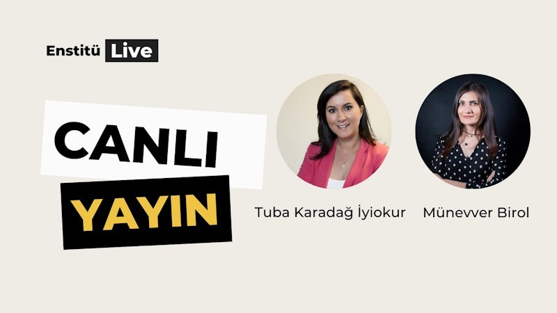 Bu görüntüde daire şeklinde duran ve çeşitli kıyafetler giyen bir grup insan görülüyor. Dairenin ortasında pembe bir ceket ve siyah beyaz puantiyeli bir gömlek giyen bir kadın yer alıyor. Solunda, pembe bir gömlek giyen ve kollarını kavuşturmuş başka bir kadın var. Onların yanında, uzun siyah saçlı bir kadın pembe bir ceket giyiyor. Arka planda, siyah harflerle beyaz ve siyah bir tabela ve sarı harflerle siyah ve sarı bir tabela ile bir kadının kolajı var. Görüntü canlı renklerle, neşe ve dostluk duygusuyla doludur.