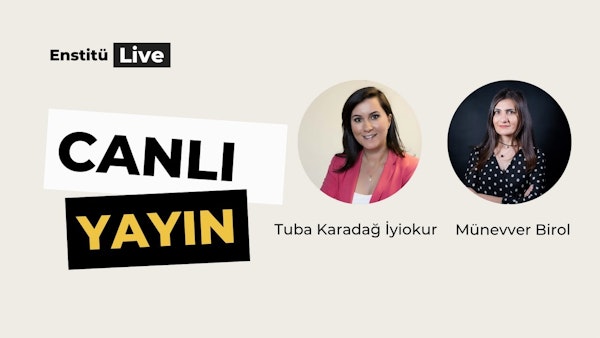 Bu görüntüde daire şeklinde duran ve çeşitli kıyafetler giyen bir grup insan görülüyor. Dairenin ortasında pembe bir ceket ve siyah beyaz puantiyeli bir gömlek giyen bir kadın yer alıyor. Solunda, pembe bir gömlek giyen ve kollarını kavuşturmuş başka bir kadın var. Onların yanında, uzun siyah saçlı bir kadın pembe bir ceket giyiyor. Arka planda, siyah harflerle beyaz ve siyah bir tabela ve sarı harflerle siyah ve sarı bir tabela ile bir kadının kolajı var. Görüntü canlı renklerle, neşe ve dostluk duygusuyla doludur.