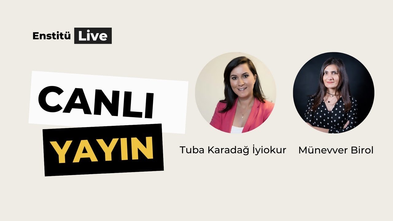 Bu görüntüde daire şeklinde duran ve çeşitli kıyafetler giyen bir grup insan görülüyor. Dairenin ortasında pembe bir ceket ve siyah beyaz puantiyeli bir gömlek giyen bir kadın yer alıyor. Solunda, pembe bir gömlek giyen ve kollarını kavuşturmuş başka bir kadın var. Onların yanında, uzun siyah saçlı bir kadın pembe bir ceket giyiyor. Arka planda, siyah harflerle beyaz ve siyah bir tabela ve sarı harflerle siyah ve sarı bir tabela ile bir kadının kolajı var. Görüntü canlı renklerle, neşe ve dostluk duygusuyla doludur.