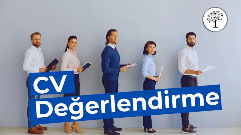 Bu resimde sırada bekleyen bir grup insan görülüyor. Sıradaki ilk kişi beyaz gömlek ve pantolon giymiş, sağ elinde bir kağıt parçası tutan bir adam. Ayaklarını birbirinden ayırmış, rahat bir duruş sergiliyor. Sıradaki ikinci kişi mavi gömlek ve etek giyen bir kadındır. O da sağ elinde bir kağıt parçası tutuyor. Onların arkasında, sağ elinde bir tablet tutan üçüncü bir kişi var. Sıranın daha gerisinde, sağ elinde bir işaret tutan dördüncü bir kişi var. Arka planda, üzerinde noktalar ve çizgiler olan siyah beyaz bir ağaç var. Sağ alt köşede bir çift ayakkabının yakın çekimi var. Resmin renkleri çoğunlukla soluktur.