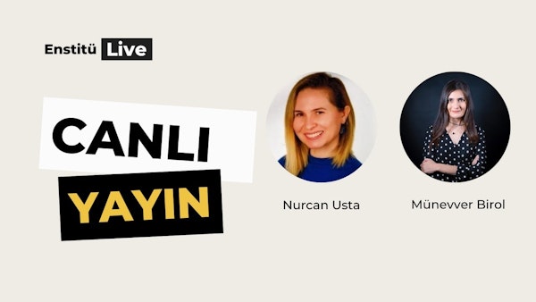 Sarı saçlı bir kadın yüzünde geniş bir gülümsemeyle ayakta duruyor. Omuzlarına kadar uzanan uzun dalgalı saçları var ve siyah beyaz puantiyeli bir elbise giyiyor. Elleri belinde kenetlenmiş ve parlak mavi gözleriyle kameraya bakıyor. Arkasında hafifçe odak dışında kalan siyah bir top var. Kadın ışıltılı bir tene sahip ve cildi güneş tarafından aydınlatılmış. O anda mutlu ve memnun görünüyor ve görüntünün odak noktasını oluşturuyor.