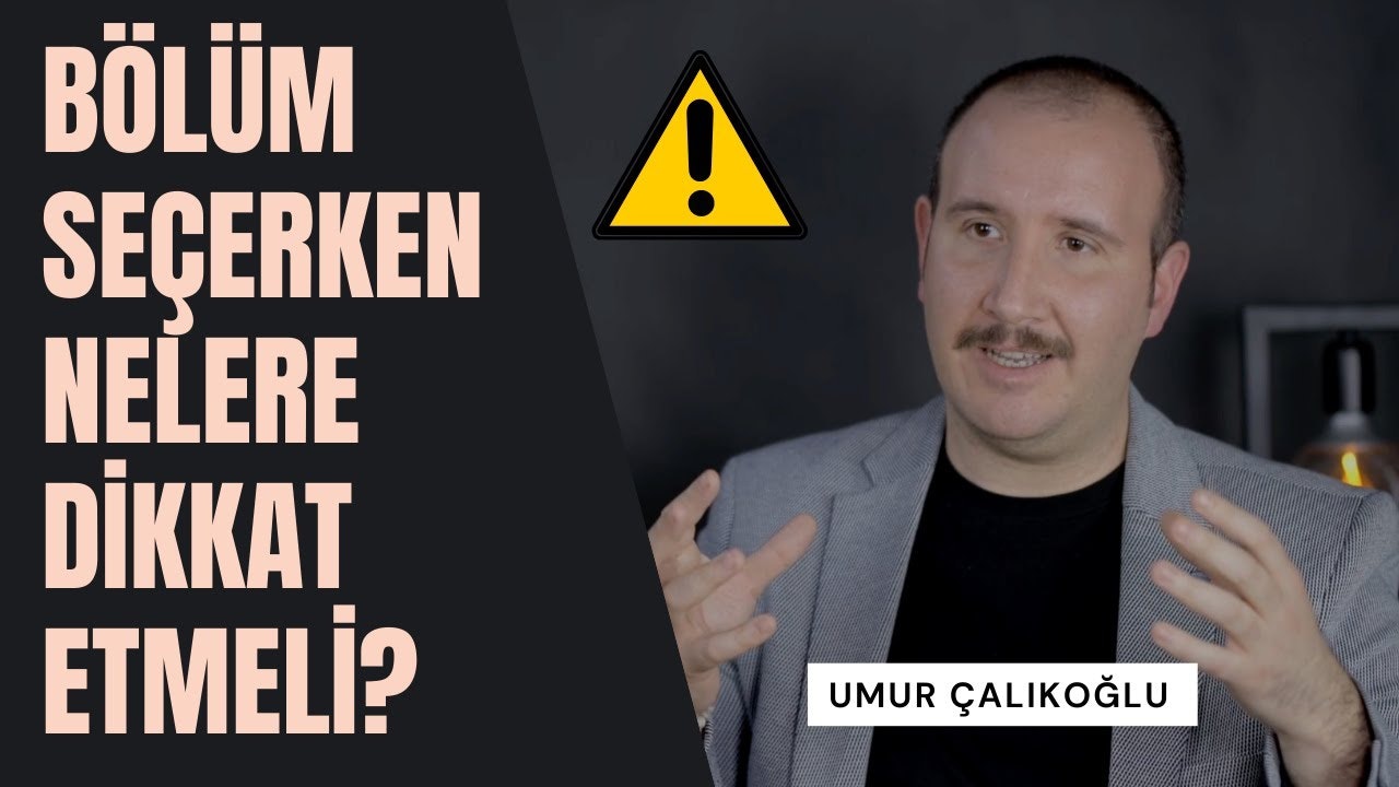 Görüntünün ön planında bıyıklı ve sarı işaretli bir adam duruyor. Gri bir blazer ceket giyiyor ve elinde bir tabela tutuyor. İşaret sarı ve siyah renkte ve siyah harflerle yazılmış. Arka planda bulanık bir mum görüntüsü var. Resmin sol köşesinde bir kişinin boynunun yakın çekimi, sağ köşesinde ise bir elin yakın çekimi yer alıyor. Sağ alt köşede siyah zemin üzerine beyaz bir metin yer alıyor. Adamın bıyığı ve yüzü net bir şekilde görülebiliyor ve elinde tuttuğu sarı tabela görüntünün odak noktasını oluşturuyor.