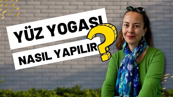 Parlak bir gülümsemeye sahip bir kadın sarı bir soru işareti tabelasının önünde duruyor. Başında mavi beyaz bir eşarp, yeşil bir kazak ve güneş gözlüğü var. Neşeli bir ifadeyle doğrudan kameraya bakıyor, ağzı hafifçe açık ve gözleri parlıyor. Saçları koyu renktir ve yüzü atkısı ve güneş gözlüğüyle çerçevelenmiştir. Arkasındaki tabelada seçilmesi zor siyah bir yazı var. Pozu sıcaklık ve mutluluk yayıyor. Anın tadını çıkarıyor gibi görünüyor, bu da onu anı yakalamak için mükemmel bir fotoğraf yapıyor.