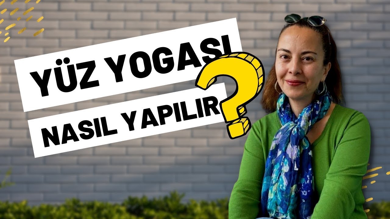 Parlak bir gülümsemeye sahip bir kadın sarı bir soru işareti tabelasının önünde duruyor. Başında mavi beyaz bir eşarp, yeşil bir kazak ve güneş gözlüğü var. Neşeli bir ifadeyle doğrudan kameraya bakıyor, ağzı hafifçe açık ve gözleri parlıyor. Saçları koyu renktir ve yüzü atkısı ve güneş gözlüğüyle çerçevelenmiştir. Arkasındaki tabelada seçilmesi zor siyah bir yazı var. Pozu sıcaklık ve mutluluk yayıyor. Anın tadını çıkarıyor gibi görünüyor, bu da onu anı yakalamak için mükemmel bir fotoğraf yapıyor.