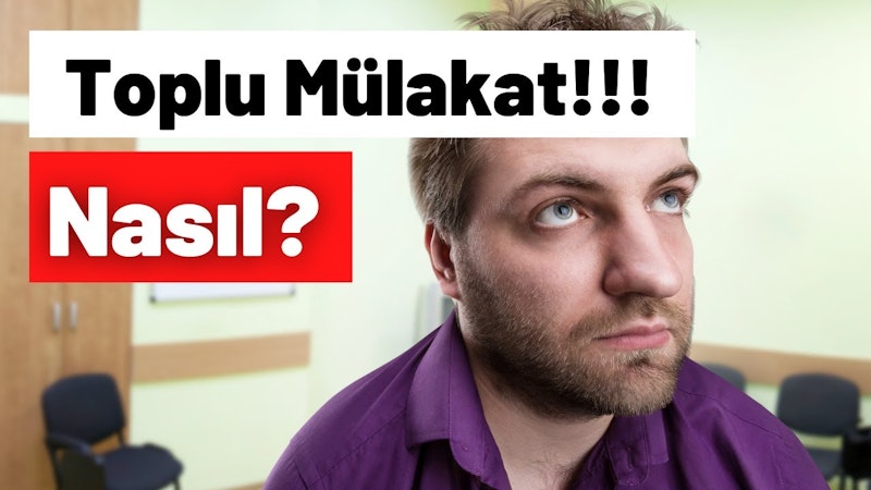 Parlak mor gömlek giyen bir adam bulanık bir arka planın önünde duruyor. Yana doğru bakıyor, boynu ve kulağı yakından görülebiliyor. Arkasında beyaz metinli parlak kırmızı bir tabela ve görüntünün alt köşesinde bir sandalye var. Yakın çekimde burnu ve bulanık bir görüntüde kolu da görülebiliyor. Elleri iki yanında, yüzünde kendinden emin bir ifadeyle duruyor.