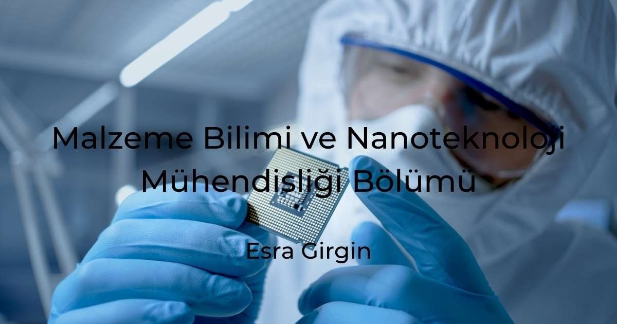 Koruyucu kıyafet giyen bir kişi eldivenli elinde bir mikroçip tutuyor. Mikroçip yakın plandadır ve beyaz bir arka plan üzerine yerleştirilmiştir. Mikroçip kare şeklindedir ve yüzeyine karmaşık devreler kazınmıştır. Kişi koruyucu bir yüz maskesi ile tam vücut kıyafeti giyiyor. Sarı eldivenler giyiyor ve mikroçipi iki eliyle dikkatlice tutuyor. Mikroçipin hassas detayları net bir şekilde görülebiliyor. Kişi kararlı ve elindeki işe odaklanmış görünüyor.